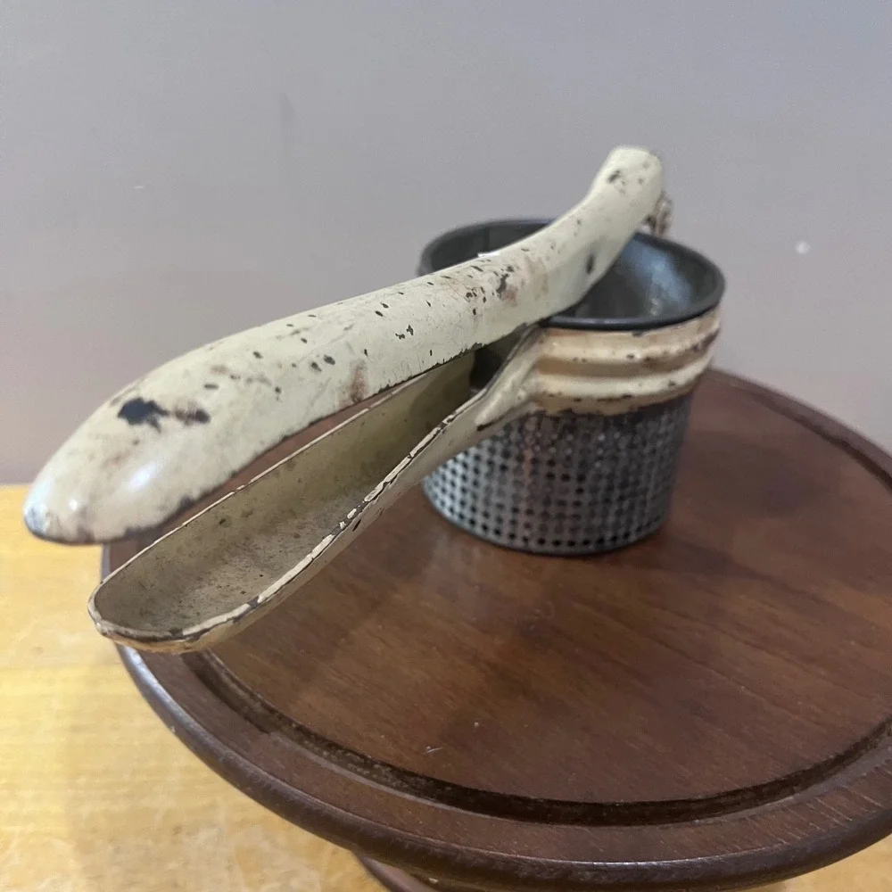 Vtg Farmhouse‎ Manual Potato Ricer Fruit Press Cream Enamel Metal Rustic Kitchen